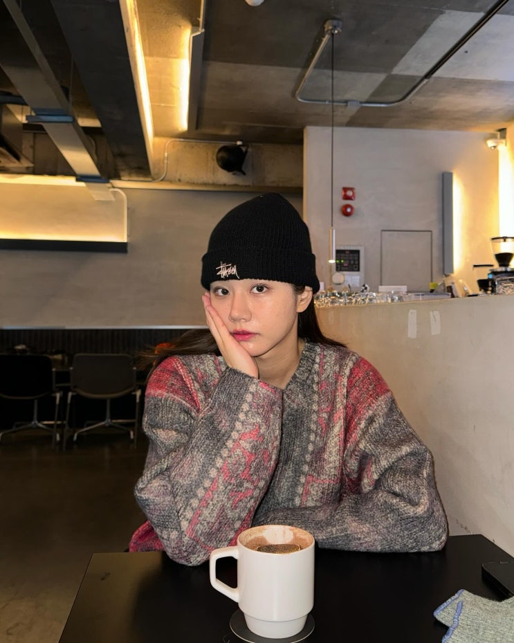 혜리가 착용한 여자 스트릿 패션 스투시 니트 스웨터 정보!