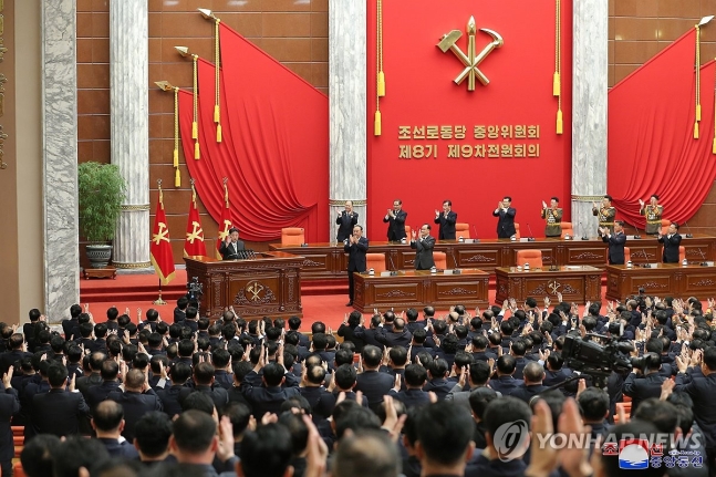 김정은, 남북 '동족 아닌 두 국가' 규정…"언제 가도 통일 성사 안돼" 김정은, 남북 '동족 아닌 두 국가' 규정…"언제 가도 통일 성사 안돼"