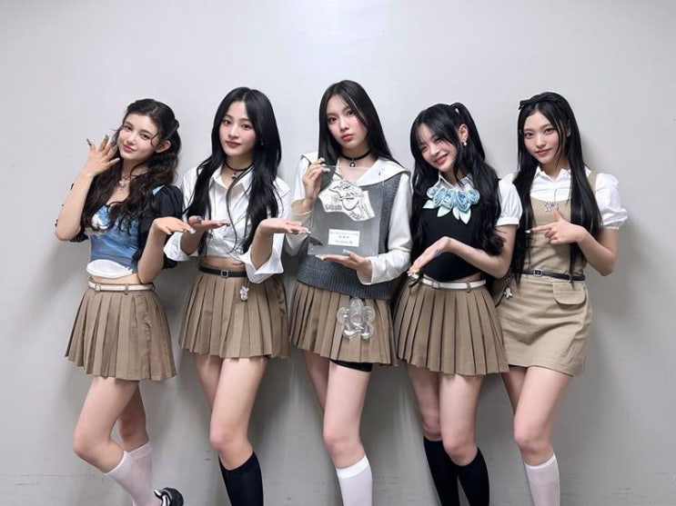 뉴진스, 일본 레코드 대상서 2관왕...3곡 완곡 무대도 "정식 데뷔 전 파격 대우" 뉴진스, 일본 레코드 대상서 2관왕...3곡 완곡 무대도 "정식 데뷔 전 파격 대우"