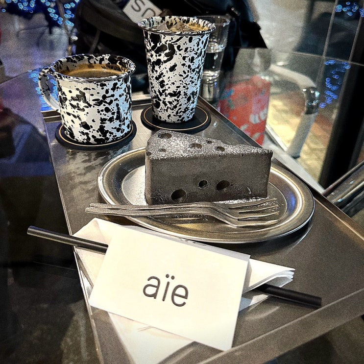  빈티지 제품 둘러보는 재미가 있었던 완전 힙한 강릉 명주동 aie 아이 카페 블랙문 아메리카노 리뷰.
