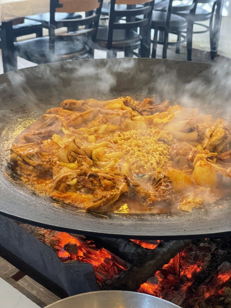  원주 솥뚜껑 요리 전문점 생 삼겹살, 토종닭 닭볶음탕 맛집 맹이네 솥뚜껑 요리