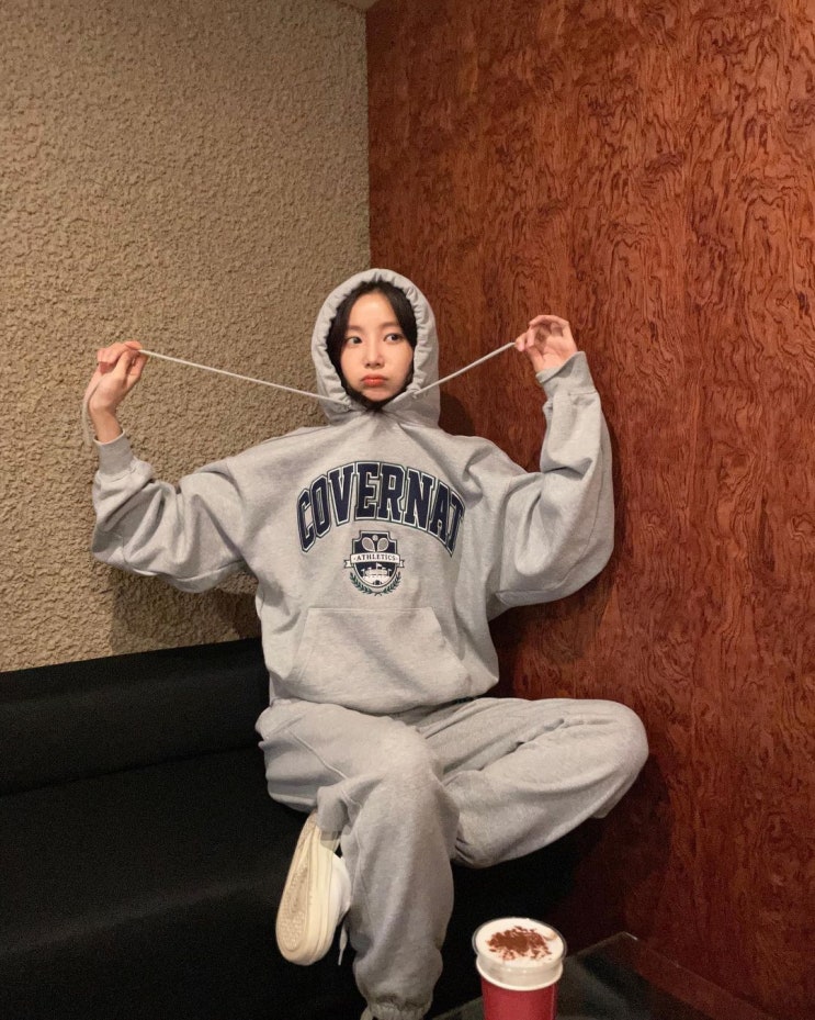  멜린지 그레이의 커버낫 오버핏 후드 티와 함께한 여자 트레이닝 복 셋업 패션 코디 추천 w. 연우