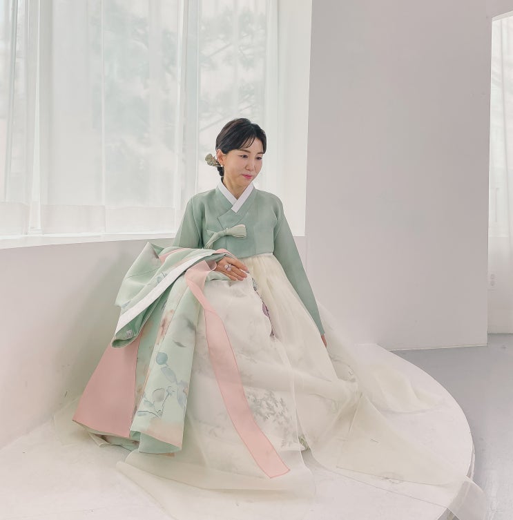 광명한복 혼주한복 : 꽃 프린트 날개치마와 장옷으로 화사한 혼주한복