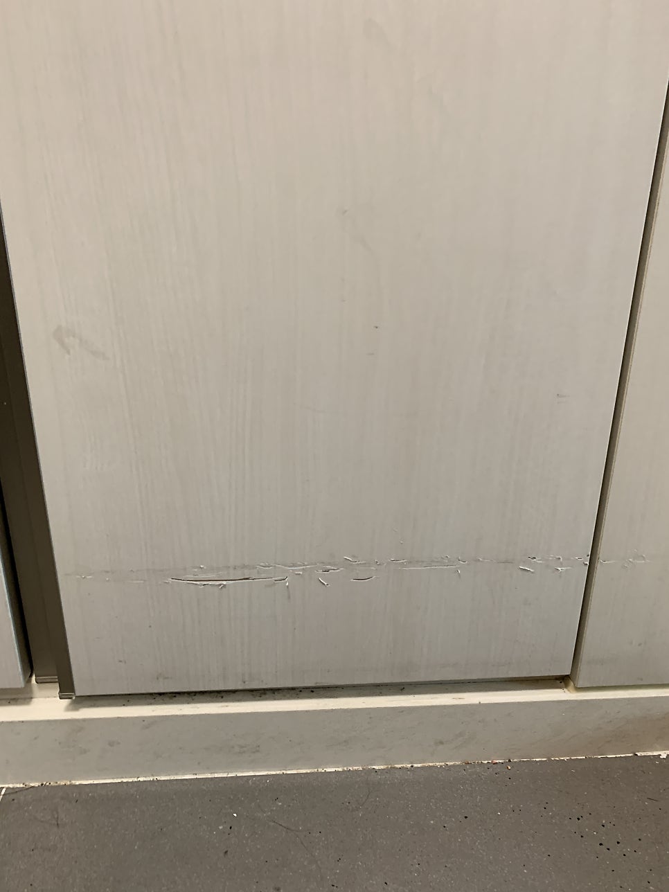 팬트리장 긁힘 보수 가능한 곳
