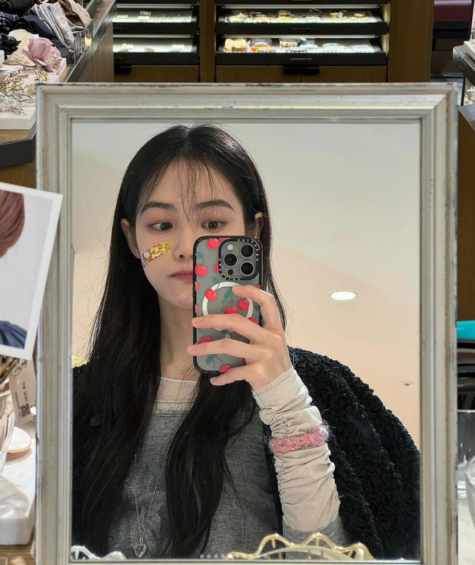  입었다 하면 여성 패피들도 참고하는 사복 여신 홍수주의 여자 기본 꽃무늬 프린트 긴팔 티셔츠 코디