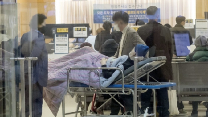 <b>서울아산병원</b> 응급실 "뇌출혈... 근무 <b>축소</b> 첫날 환자들... 