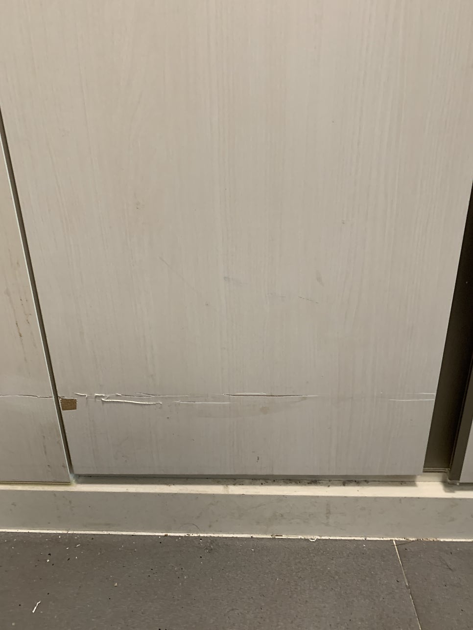 팬트리장 긁힘 보수 가능한 곳