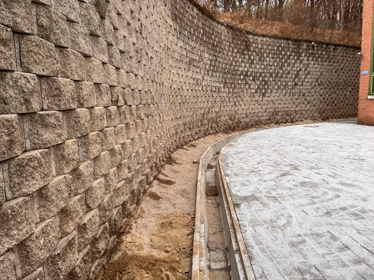  [조경설계 · 시공] 도로변 직선 화단 심플 미니멀 정원 조성