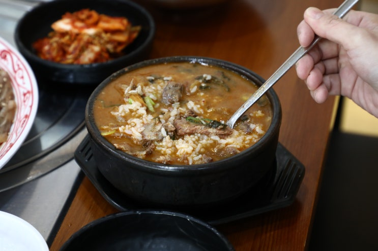  김해국밥 산더미처럼 쌓아 먹는 진한 국물맛 최고! 뼈대있는해장국 주촌점