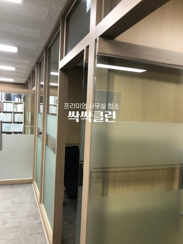  청소 이후, 테이블에 손자국 물때?