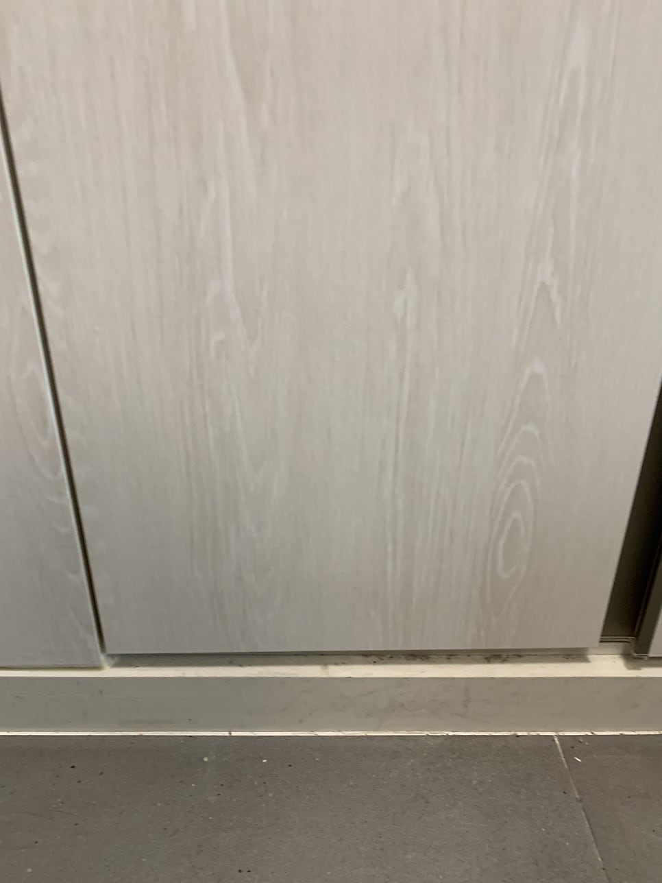 팬트리장 긁힘 보수 가능한 곳