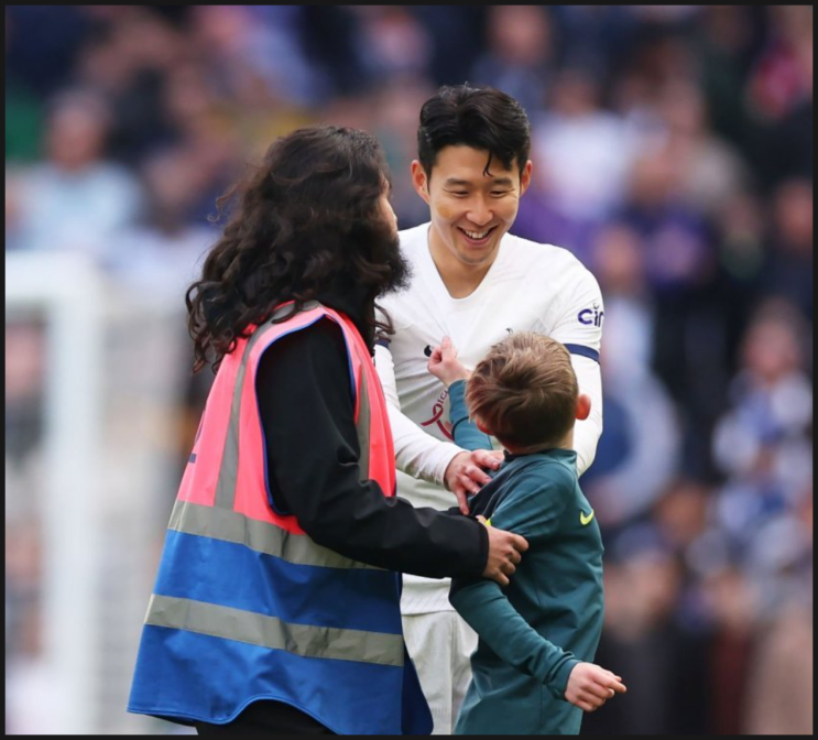 꼬마 축구팬에게 멱살 잡힌 손흥민 꼬마 축구팬에게 멱살 잡힌 손흥민