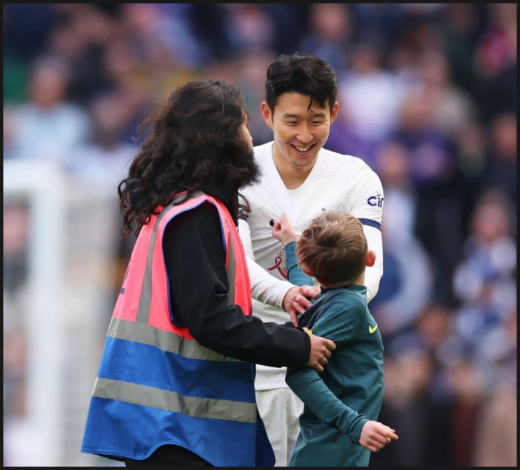 꼬마 축구팬에게 멱살 잡힌 손흥민