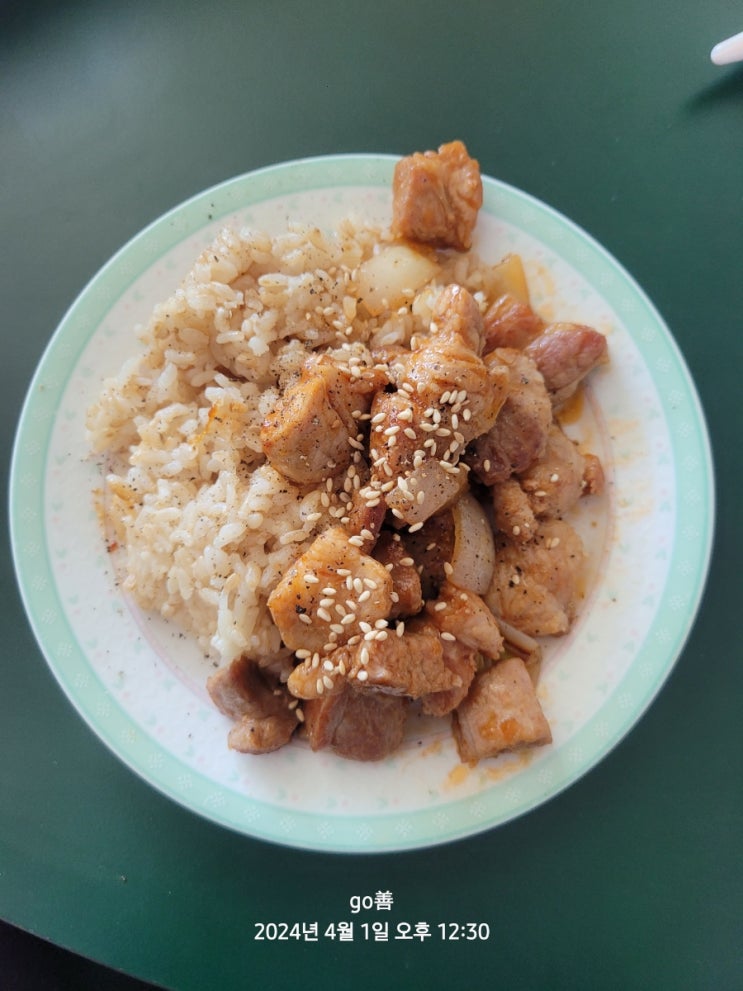 돼지목살덮밥 양파 굴소스와 케찹 그리고 김치