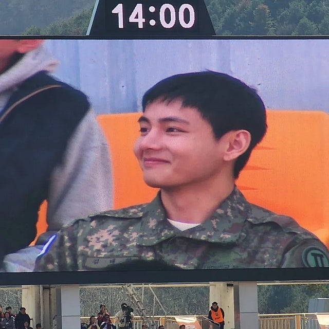 News image: Taehyung attends a football game