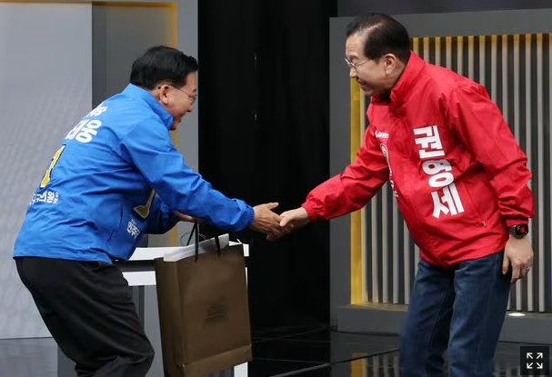 “총선 <b>여론조사</b> 발표, 더불어<b>민주당</b> 강성 지지자들 반발에... 