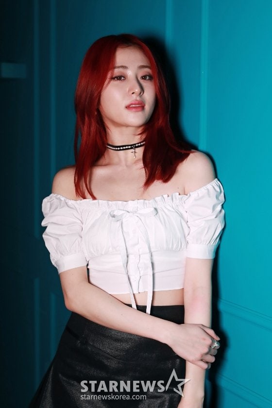 LE SSERAFIM's Huh Yunjin & Kim Chaewon: Necklace and Ring Info from 2023 AAA Interview (Yunjin's Ring, Chaewon's Necklace)