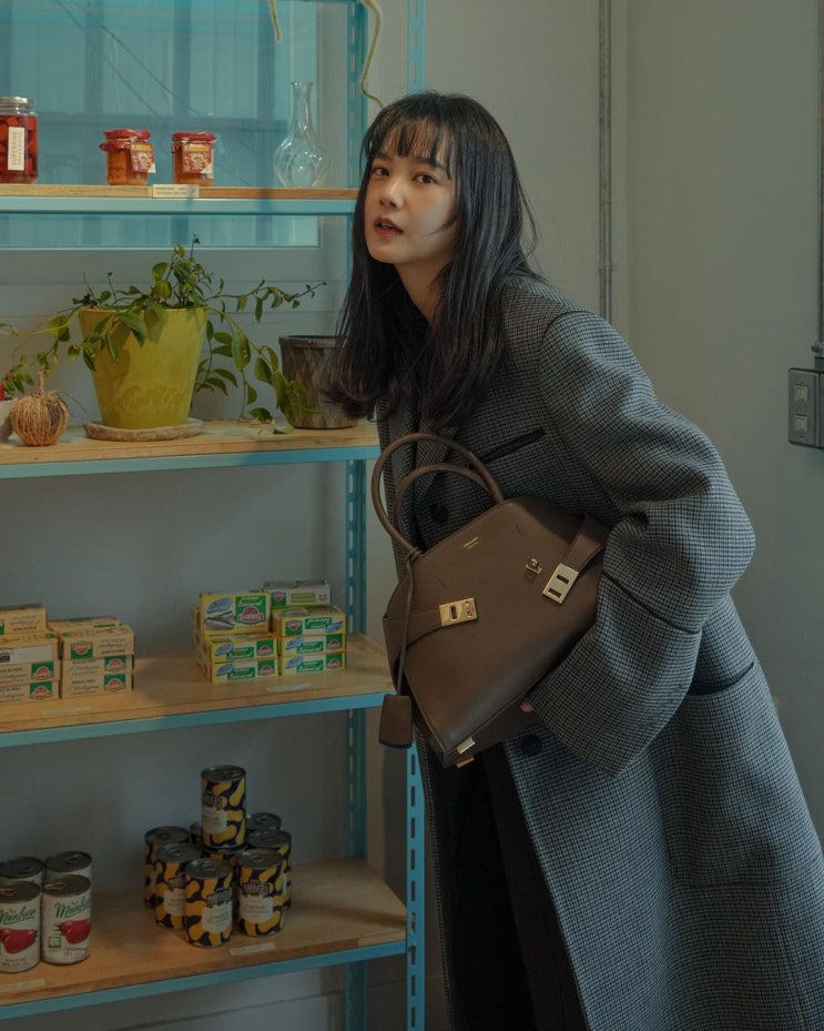  30대 여성 출근룩에 고급스러운 분위기의 데일리백으로 여자 명품 브랜드 페레가모 핸드백 겸 가방 w. 윤승아