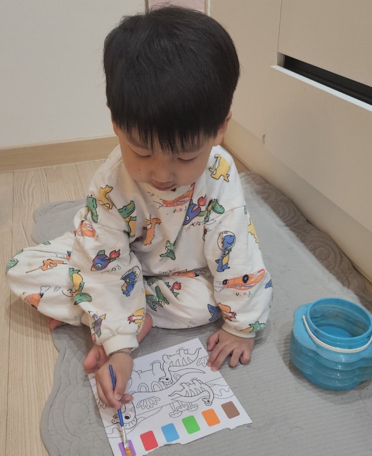 다이소 가성비 좋은 엄마표 집콕놀이 종이물감컬러링 공룡북 다이소 가성비 좋은 엄마표 집콕놀이 종이물감컬러링 공룡북