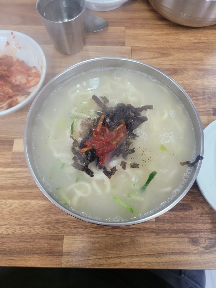  프라자손칼국수(사골과 전분의 끈적함이 선사하는 사골칼국수/유사주의)