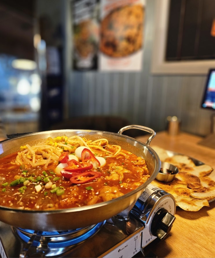  대구 교동 맛집에서 즐기는 무뼈국물닭발과 감자전의 조화, 메이데이