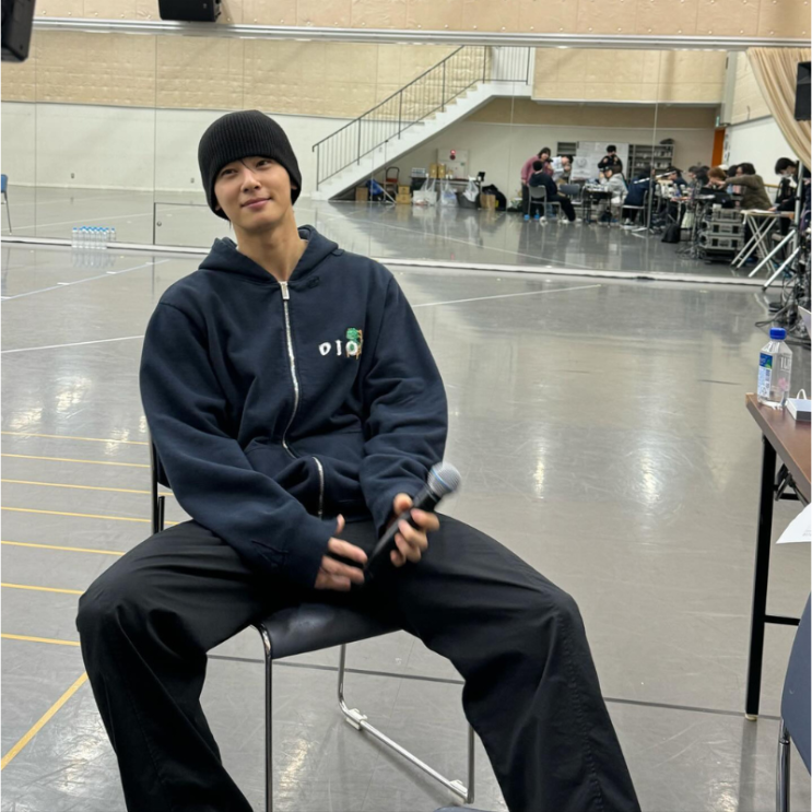  차은우 캐주얼룩 후드집업 나이키 에어 포스 정보