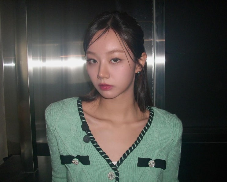  여자 연예인들이 좋아하는 브랜드 셀프포트레이트 니트 가디건으로 20대 하객룩 패션 완성! w. 혜리