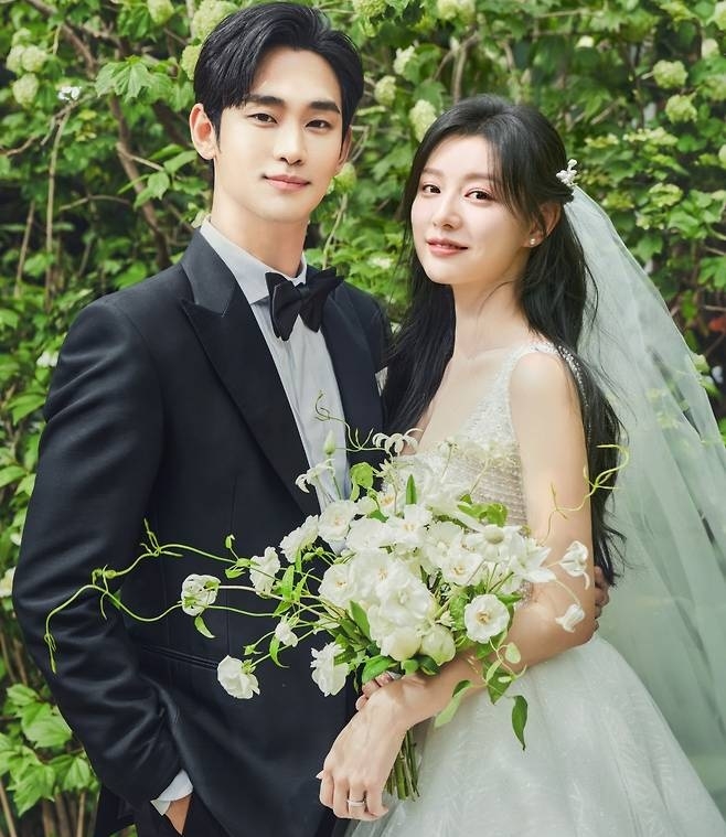 '눈물의 여왕' 넷플릭스 글로벌 1위... 김수현 · 김지원 케미 통했다.. '눈물의 여왕' 넷플릭스 글로벌 1위... 김수현 · 김지원 케미 통했다..