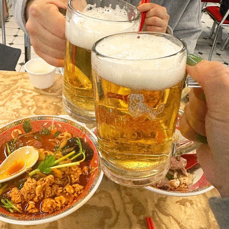  타이거생맥주가 있는 홍콩 분위기의 씽칭공원 송리단길점 알곤이짬뽕탕면 족발덮밥 어향가지 리뷰.