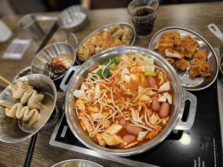  구로 마뇨떡볶이 - 고기튀김이 맛난 즉석떡볶이 뷔페