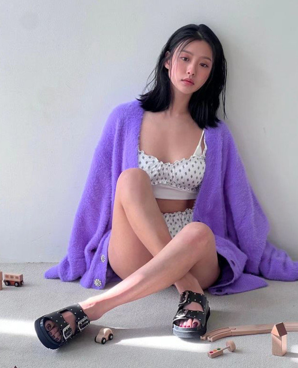 고민시, 나른한 포즈...봄날의 햇살에 녹는 중 고민시, 나른한 포즈...봄날의 햇살에 녹는 중