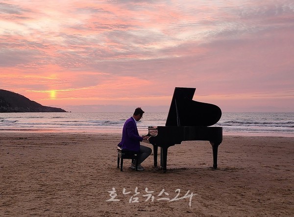  100+4 피아노섬 축제 열리는 신안 자은도 양산해변, 피아노 포토존 설치