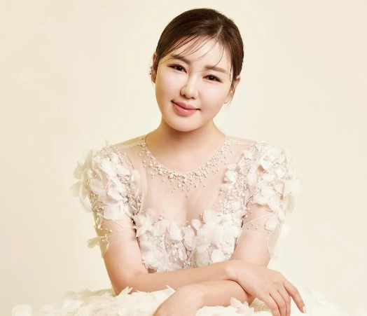 "봄날의 여신, <b>송가인</b>: 한복도, 드레스도 완벽 소화"