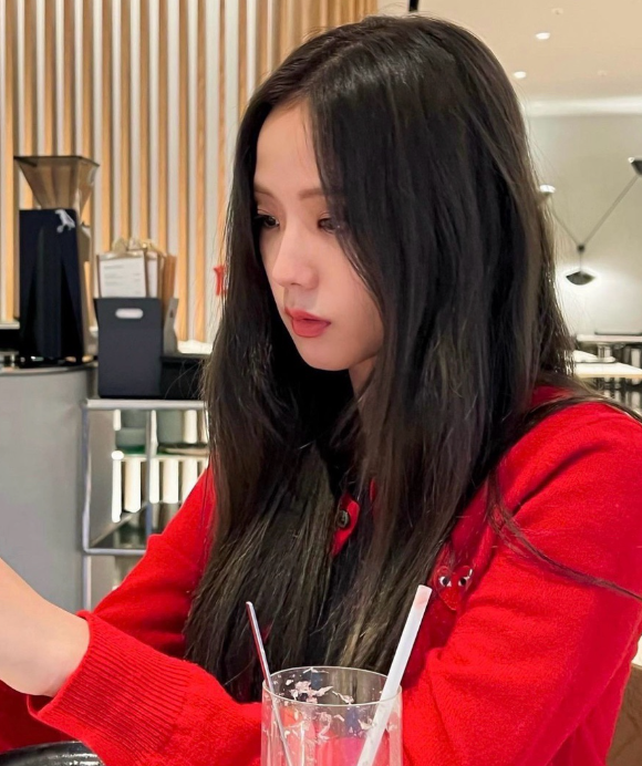  봄날의 큐트한 여성 코디를 완성해주는 러블리한 하트 와펜이 핵심인 브랜드 꼼데가르송 여자 가디건