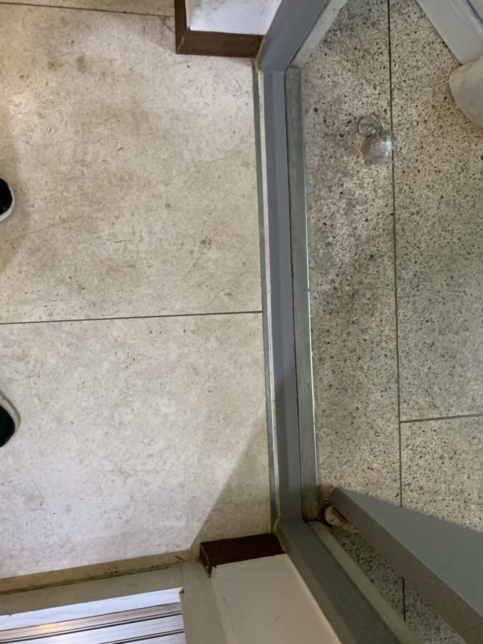 아파트 현관문 시트지 시공 전문 업체