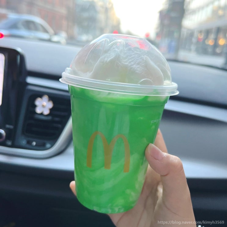  미국 맥도날드 특이한 한정판 음료 샴록 쉐이크 가격 맛 Shamrock Shake