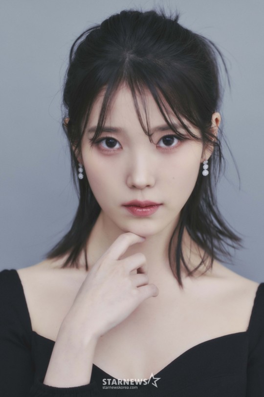 아이유 소속사 아쉬운 팬 홀대 논란[이승훈의 걸림돌]