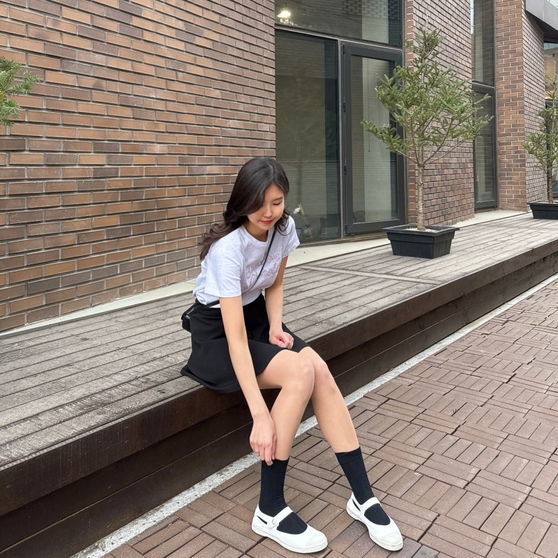 24SS 벤시몽 메리제인 반팔 티셔츠 화이트 스니커즈 신발 스쿨룩 벚꽃놀이 코디