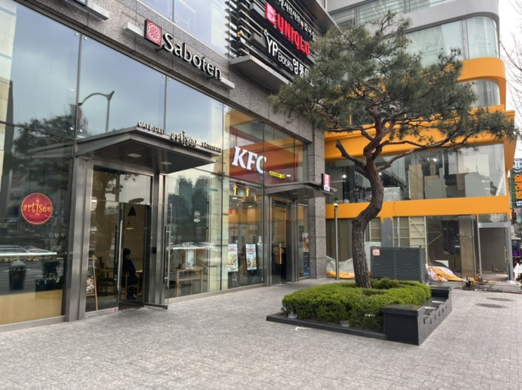  사당역 혼밥하기 좋은 곳, KFC에서 쥭여주는 치킨할인 1900원에 갓양념통다리 먹었어요