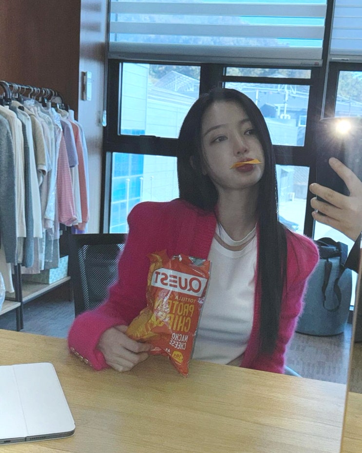  배우 송하윤의 일상에서 함께한 오픈런의 대명사인 여자 명품 브랜드 샤넬의 인기 가방인 22백 정보