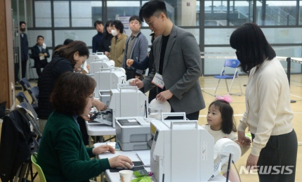 <b>총선 사전투표율</b> 역대 <b>최고</b> 31.28%…'호고영저' 현상 뚜렷