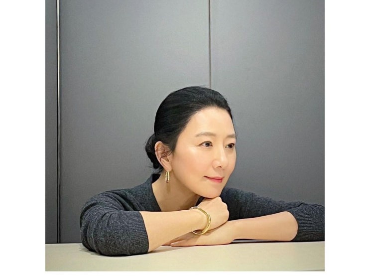  배우 김희애 착용으로 더욱 빛난 명품 쥬얼리 브랜드 티파니 앤코 락 뱅글 팔찌