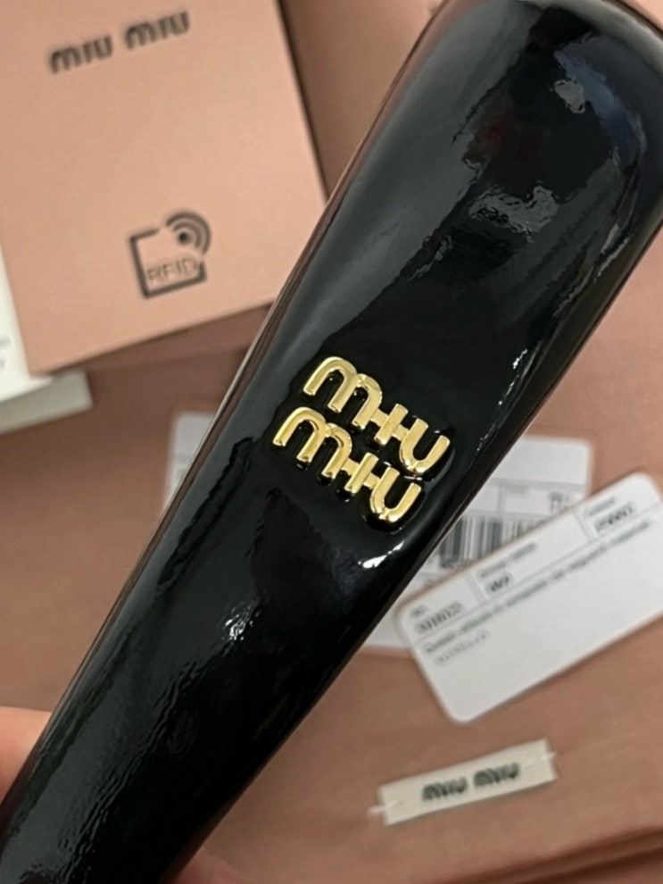  미우미우 MIUMIU 머리띠 페이턴트 가죽 헤어밴드 헤드밴드 찐후기 화이트데이 선물 20대 여자 선물추천(헤어악세사리 추천, 착샷)