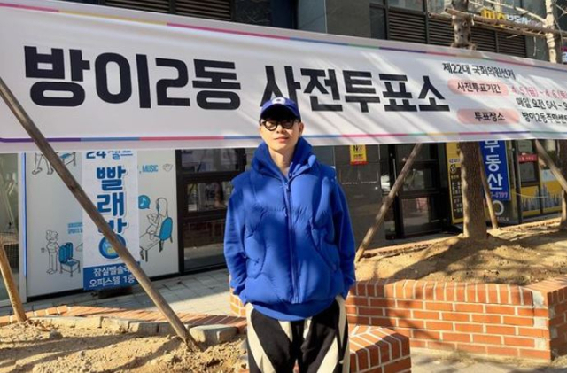 가수 <b>이승환 파란</b> 잠바·모자 쓰고 사전<b>투표</b> 참여 인증, '숫자 9... 