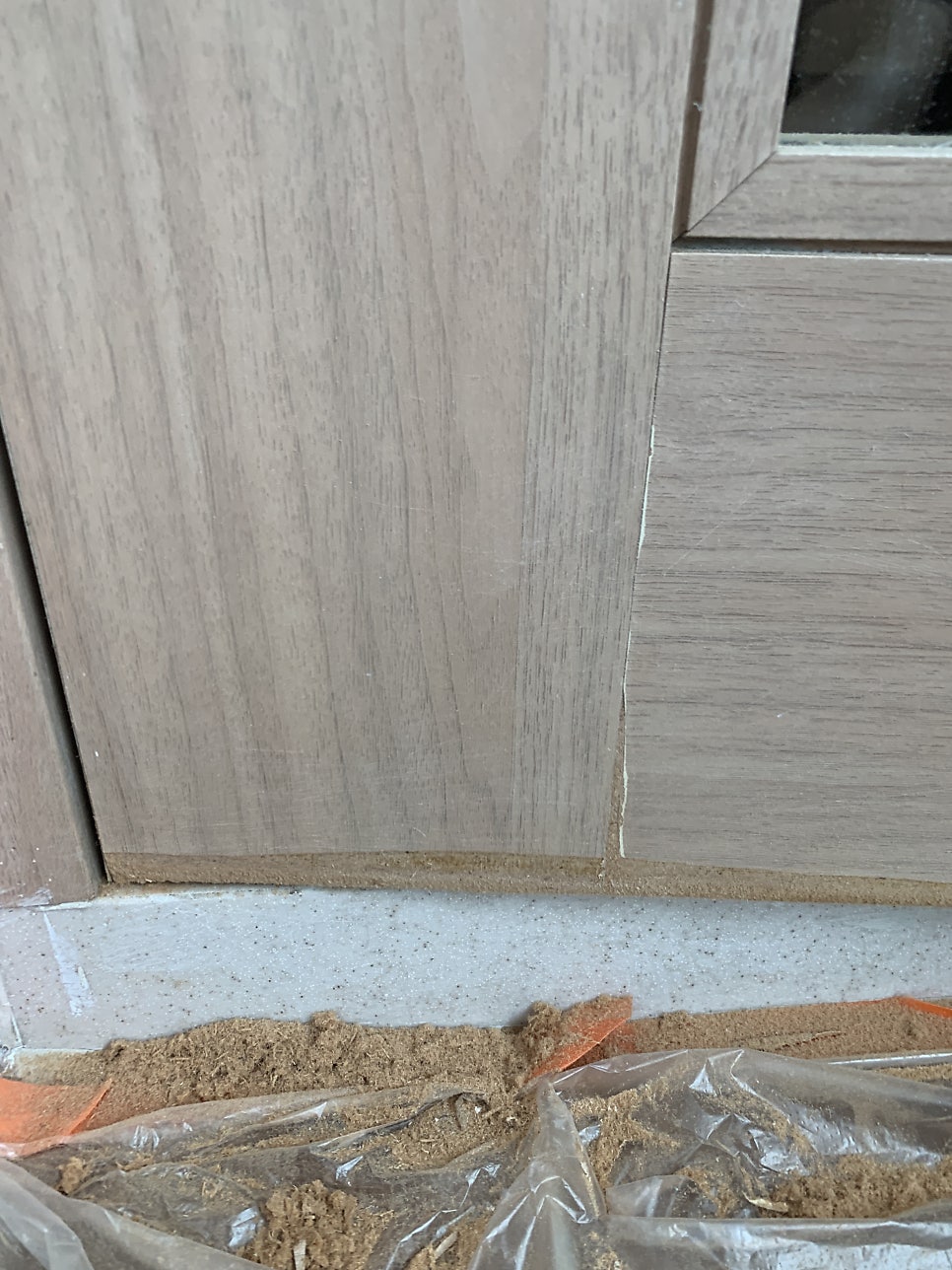 물을 먹어 시트지가 들뜬 다용도실 문 복원작업