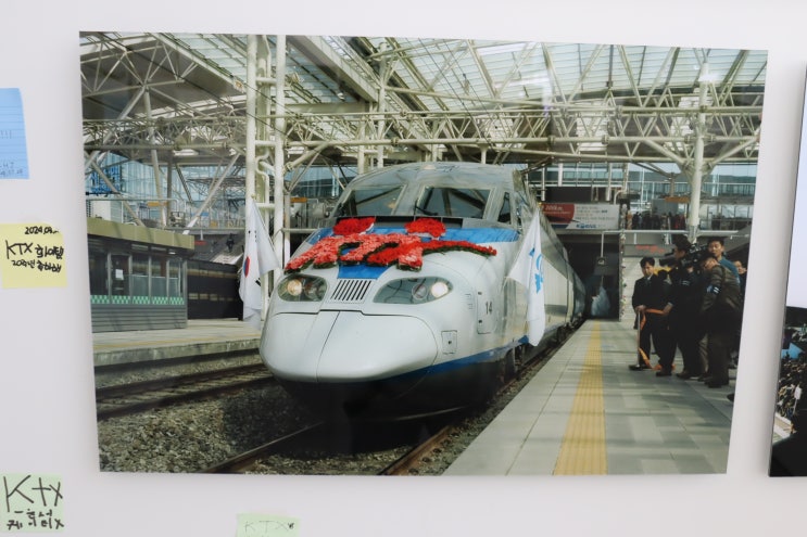 <b>서울역</b> 맞이방 3층. KTX 개통 20주년. KTX 역사 사진전. <b>안전</b>... 