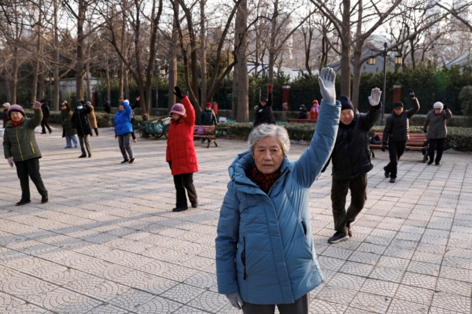 54세면 은퇴하는 이 나라…청년들은 줄줄이 연금 탈퇴