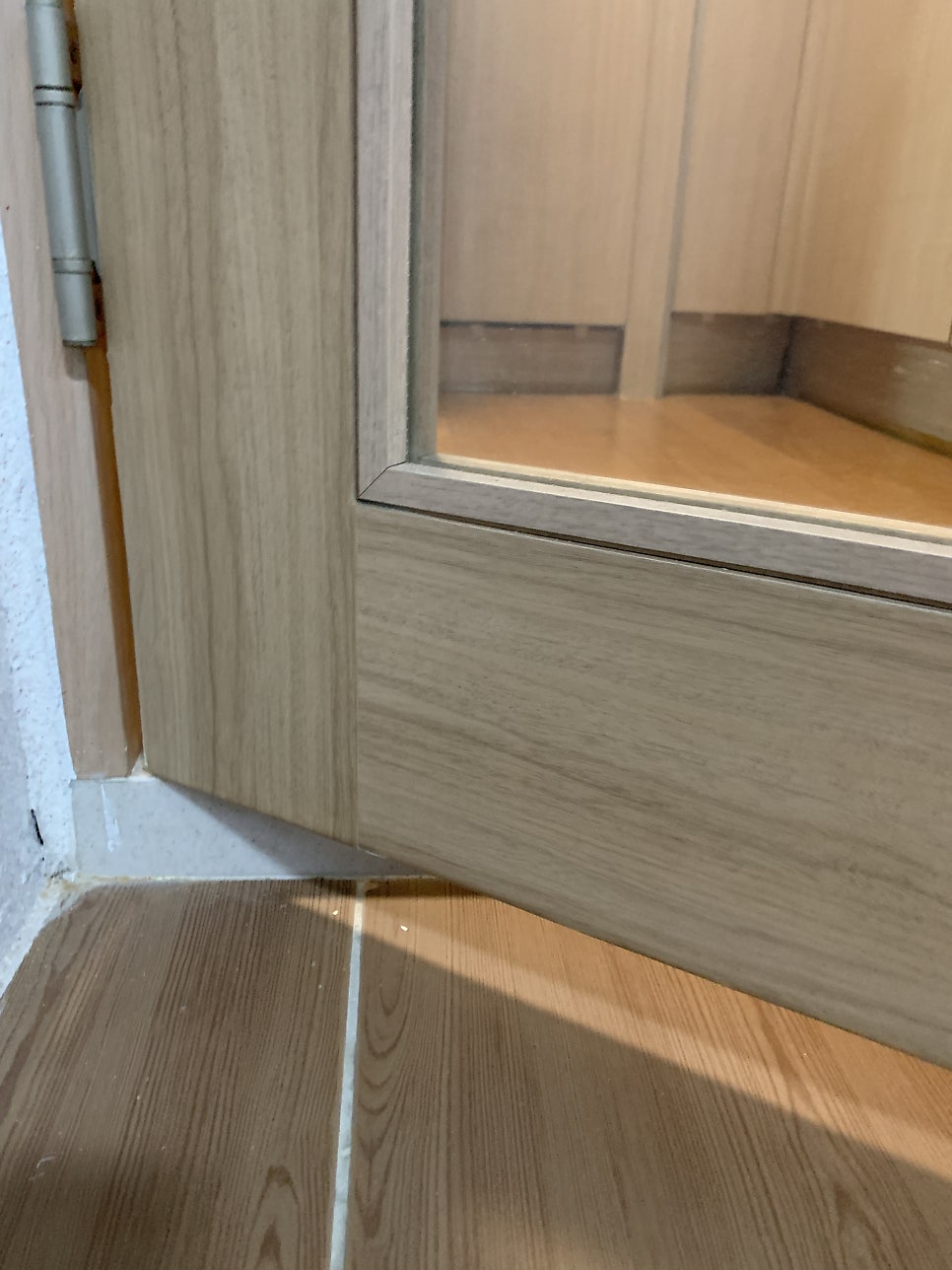 물을 먹어 시트지가 들뜬 다용도실 문 복원작업