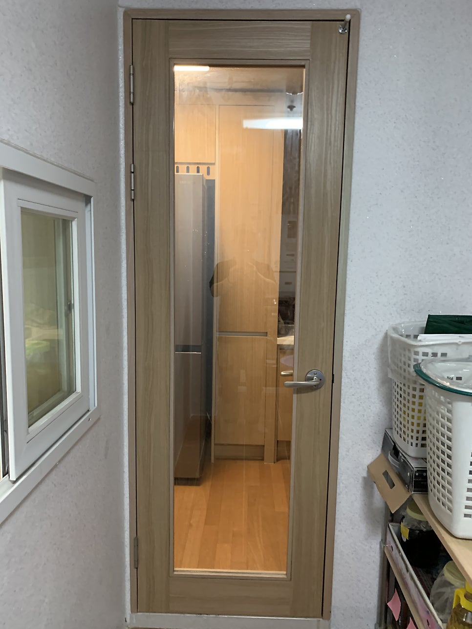 물을 먹어 시트지가 들뜬 다용도실 문 복원작업