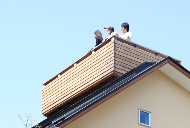 평범한 박공지붕 2층집 용마루 위 데크 전망대, 다락방 바닥 그물침대 흥미진진 집짓기